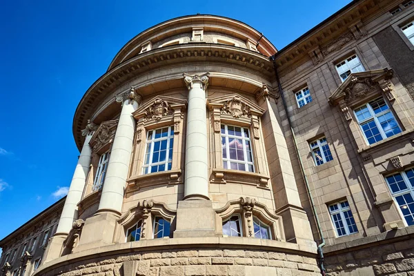 Poznan Sütunları Olan Tarihi Bir Neo Barok Binasının Cephesi — Stok fotoğraf