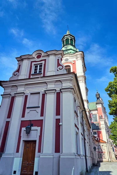 Barockbyggnaden Och Katolska Kyrkan Med Klockstapel Poznan — Stockfoto