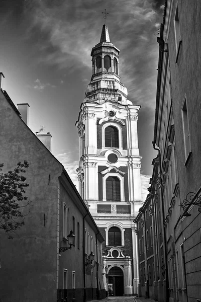 ポズナンのバロック様式の教会の狭い通りと鐘楼 黒と白 — ストック写真