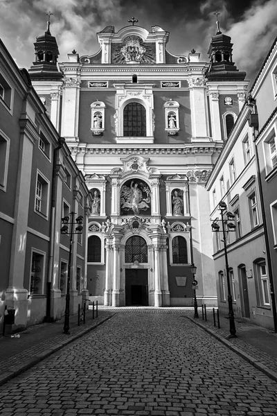 Fasad Barockkyrkan Dekorerad Med Pelare Och Statyer Poznan Svart Och — Stockfoto