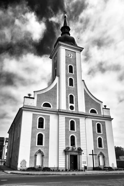 Uma Igreja Histórica Com Campanário Cidade Javornik República Checa Preto — Fotografia de Stock