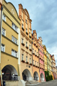 Fasády historických činžovních domů s arkádami na trhu ve městě Jelenia Gora v Polsku