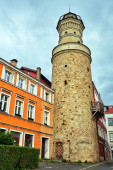 Středověká kamenná obranná věž v Jelenia Gora v Polsku
