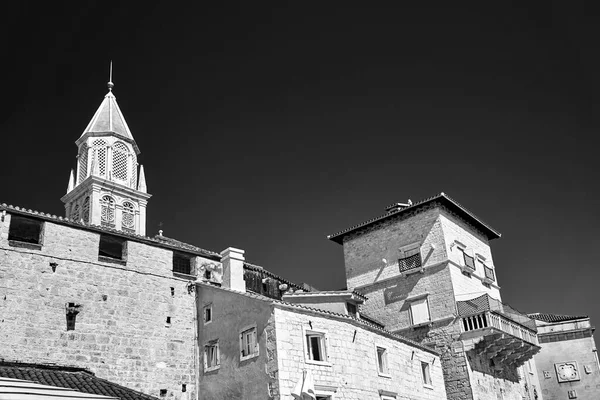 Hırvatistan Trogir Kentindeki Ortaçağ Taş Binaları Siyah Beyaz — Stok fotoğraf