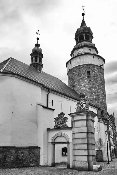 波兰人Jelenia Gora一座中世纪的石制教堂 有钟塔和城门的碎片 黑白相间 — 图库照片