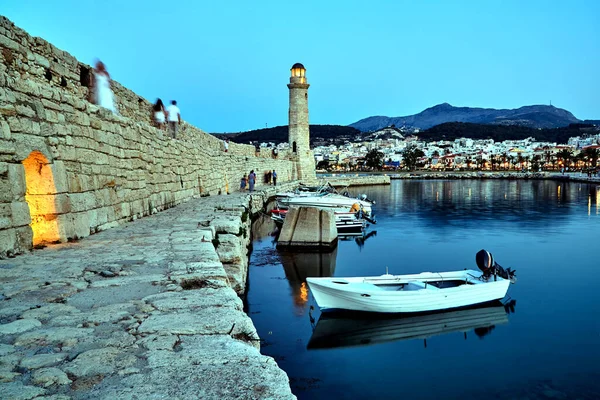 Kamienny Mur Zabytkowa Latarnia Morska Porcie Rethymnon Krecie — Zdjęcie stockowe