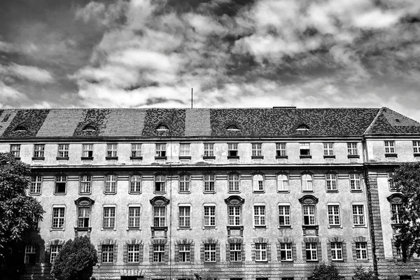 Fassade Mit Fenstern Eines Historischen Mietshauses Der Stadt Poznan Schwarz — Stockfoto