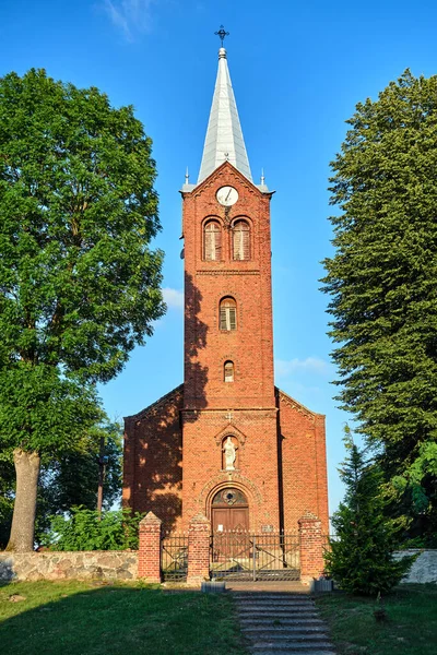 Tornet Den Historiska Neogotiska Röda Tegelkyrkan Byn Sokola Dabrowa Polen — Stockfoto