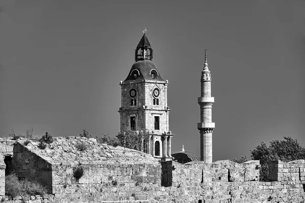 Каменная Башня Турецкий Минарет Средневековой Оборонительной Стеной Родосе Черно Белый — стоковое фото