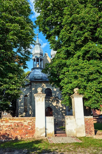 Ιστορική Εκκλησία Της Ενορίας Δύο Καμπαναριά Στο Χωριό Stary Dworek — Φωτογραφία Αρχείου