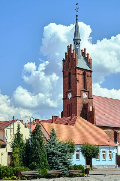 Kamienice Rynku Oraz Wieża Zabytkowego Gotyckiego Kościoła Wsi Bledzew Polsce — Zdjęcie stockowe