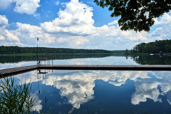 Pontile Legno Riflesso Nuvole Nelle Acque Del Lago Chycina Polonia — Foto Stock