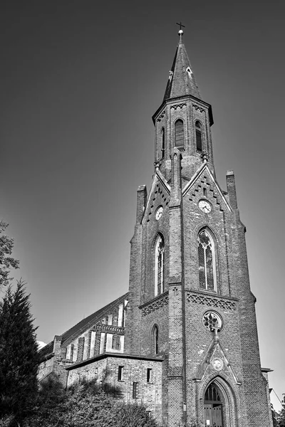 ポーランドのソコラ ダブロワ村にある歴史的なネオゴシック様式の赤レンガ造りの教会の塔 黒と白 — ストック写真
