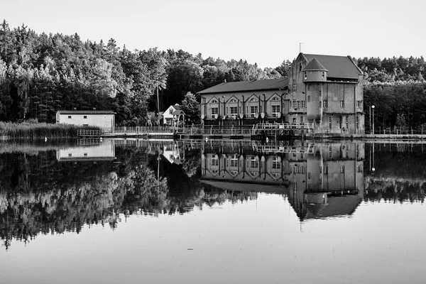 Zbiornik Wodny Budynek Zabytkowej Elektrowni Wodnej Bledzewie Polsce Czarno Biały — Zdjęcie stockowe