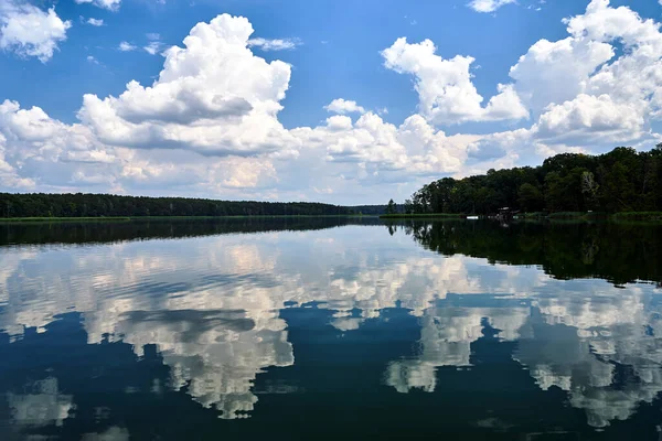 夏天在波兰的Chycina湖水中反射的云彩 — 图库照片