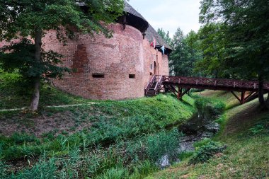Hendeğin üzerindeki köprü ve Polonya 'nın Midzyrzecz kasabasında bir ortaçağ kalesi.