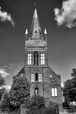 Polonya 'nın Skwierzyna kentindeki tarihi, Gotik kırmızı tuğla kilisesi, siyah ve beyaz