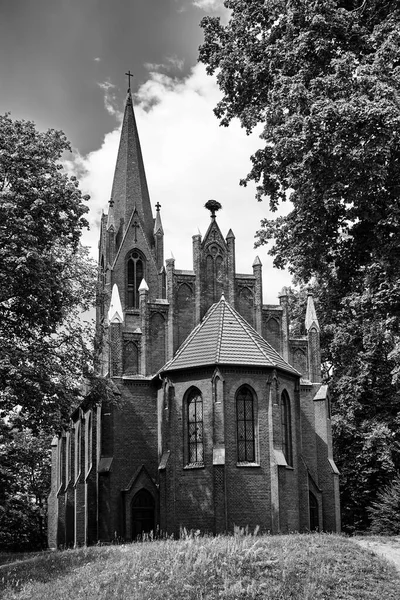 Věž Historického Novogotického Kostela Červených Cihel Obci Chycina Polsku Černobílá — Stock fotografie