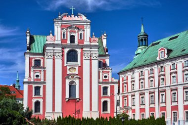 Barok Katolik Kilisesi cephesi ve Poznan 'da tarihi bir dini bina.