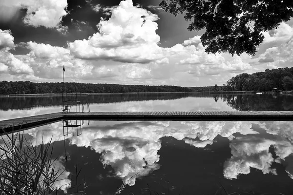 나무로 교각과 흰색으로 폴란드의 치키나 속에서 구름이 반사되는 — 스톡 사진