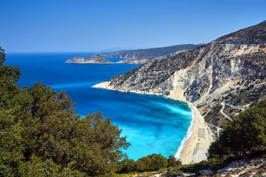 Yunanistan 'ın Kefalonia adasındaki Rocky sahili ve Mitros plajı