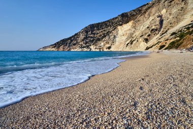 Yunanistan 'ın Kefalonia adasındaki kayalık Mitros plajında dinlenen insanlar