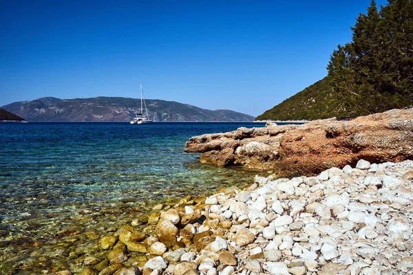 Helder Water Een Kiezelstrand Het Eiland Kefalonia Griekenland — Stockfoto
