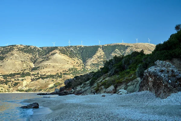 Skalista Plaża Wiatraki Wzgórzu Wyspie Kefalonia Grecji — Zdjęcie stockowe