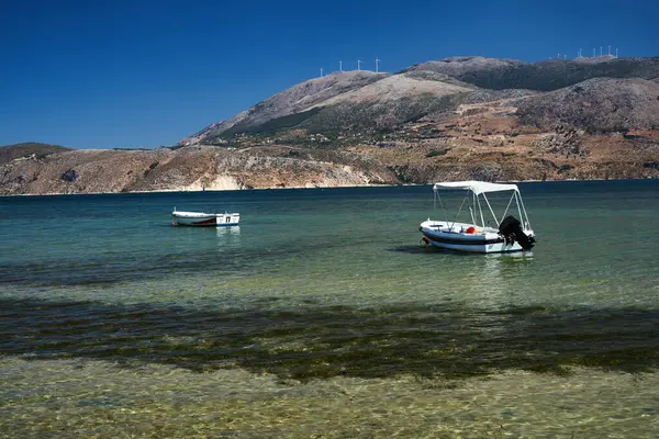 Boten Aan Zee Windmolens Een Heuvel Het Eiland Kefalonia Griekenland — Stockfoto