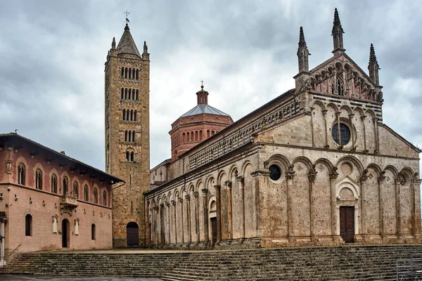 Uma Igreja Histórica Com Campanário Cidade Massa Maritima Toscana — Fotografia de Stock