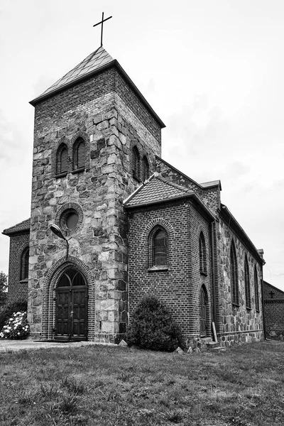 Historický Kostel Zvonicí Obci Grochowo Polsku Černobílý — Stock fotografie