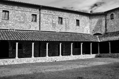 Toskana 'daki Sahip Maritima şehrindeki tarihi bir manastırın manastırı, siyah ve beyaz