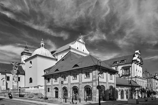 歴史的建造物 ポズナンの中心部にあるランサーとバロック様式の教会への記念碑 黒と白 — ストック写真
