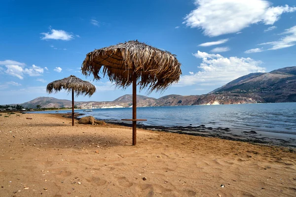 Yunanistan Kefalonia Adasında Boş Bir Kumsalda Şemsiyeler — Stok fotoğraf