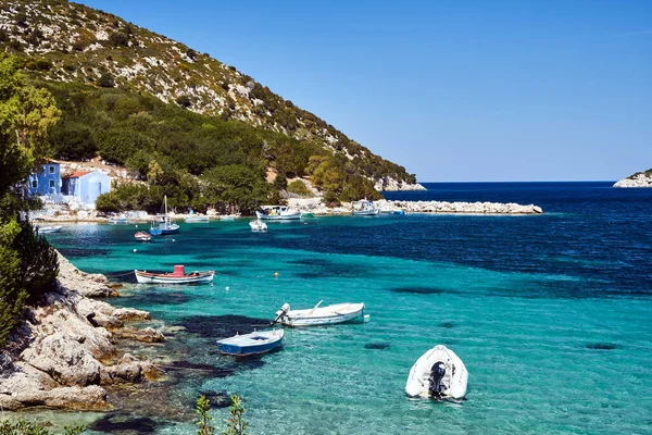 Barcos Uma Baía Rochosa Ilha Kefalonia Grécia — Fotografia de Stock