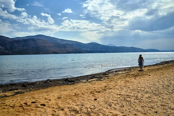 Yunanistan Kefalonia Adasında Kumlu Bir Plajda Elbise Giymiş Bir Kız — Stok fotoğraf