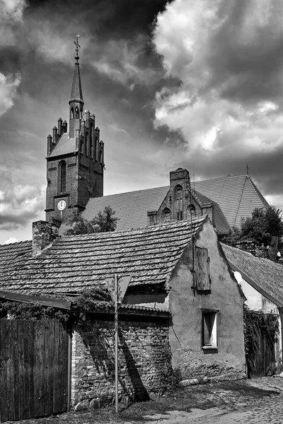 Förstörd Gård Byggnader Och Tornet Historisk Gotisk Kyrka Byn Bledzew — Stockfoto