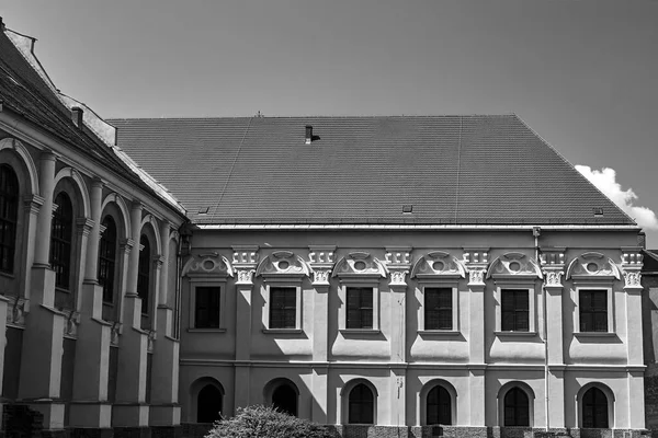 ポズナンの旧修道院のバロック様式の建物 モノクロ — ストック写真