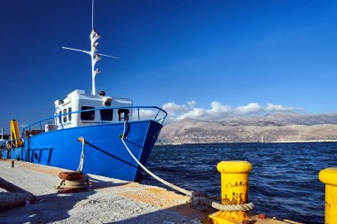 Yunanistan 'ın Kefalonia adasındaki Lixouri limanına demirlemiş bir balıkçı teknesi