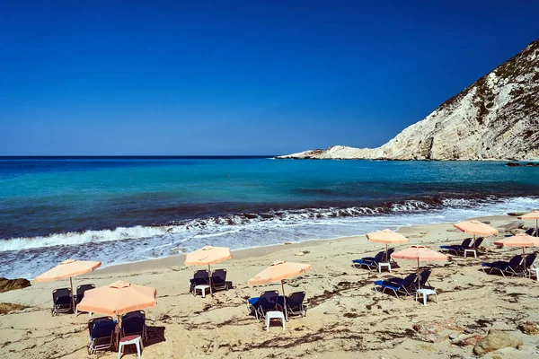 Sombrillas Tumbonas Playa Arena Petani Bay Isla Cefalonia Grecia — Foto de Stock