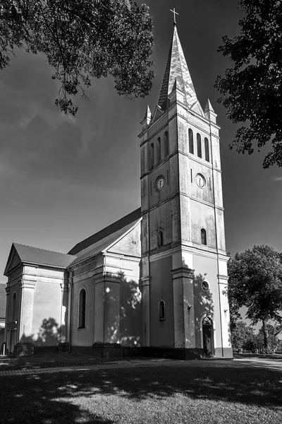 Zabytkowy Klasycystyczny Kościół Dzwonnicą Wsi Templewo Polsce Monochromatyczny — Zdjęcie stockowe