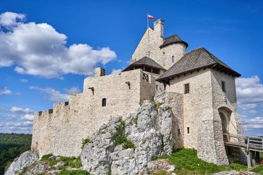 Polonya 'nın Bobolice köyündeki kireçtaşı kayaların üzerine ortaçağ şatosu yeniden inşa edildi.