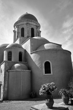 Yunanistan 'ın Girit adasındaki tarihi Agia Triada manastırında tarihi bir Ortodoks kilisesinin kubbeleri