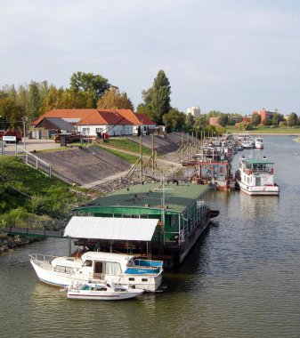 nehir tekne gündüz yürüme