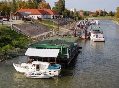 nehir tekne gündüz yürüme