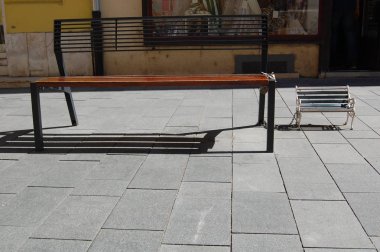 gündüz caddenin üzerinde iki banklar