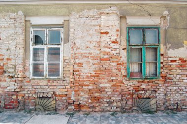 windows ile yaşlı bina cephe