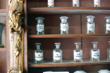 Fekete Sas eczane Müzesi, Szkesfehrvr, Macaristan raflarda farklı ilaçlar bileşenleri için boş bankaların yakın çekim