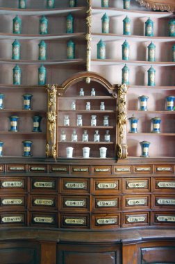 Macaristan, Budapeşte - 13 Eylül 2017: Yaşlı mobilya Fekete Sas eczane Müzesi'nde kutuları ve şişeler için otlar, tozlar ve kökleri ile 