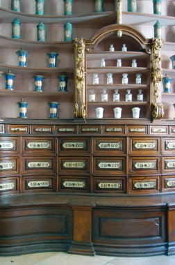 Macaristan, Budapeşte - 13 Eylül 2017: Yaşlı mobilya kutuları ve şişeler için otlar, tozlar ve kökleri Fekete Sas eczane Müzesi'nde antik eczane